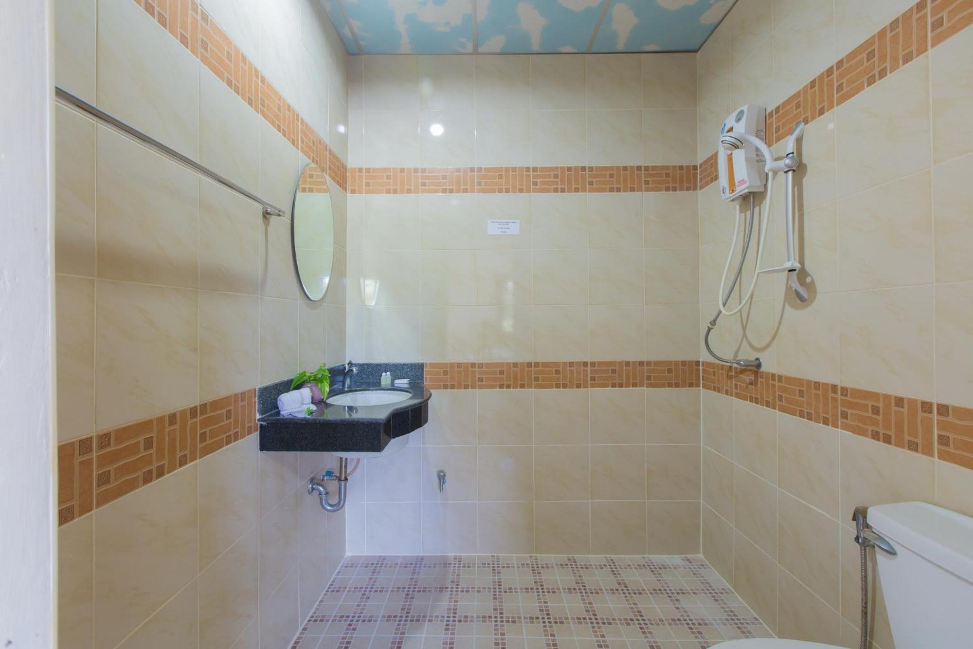 Patong Rai Rom Yen Resort Sha Room photo